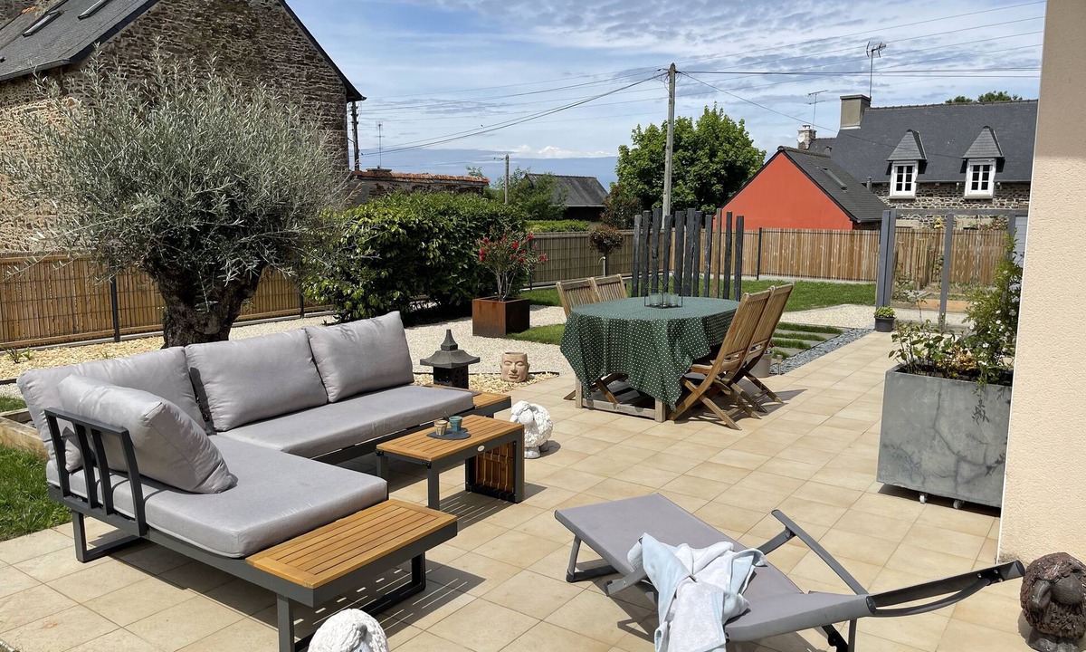 Etables-sur-Mer House | Family home with garden and large terrace