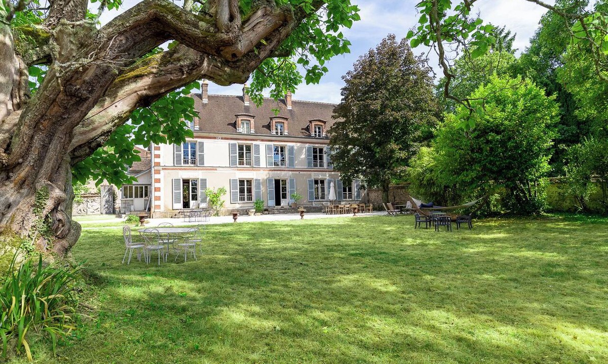 Hericy House | Family home for 16 adults, set in its own grounds along the Seine