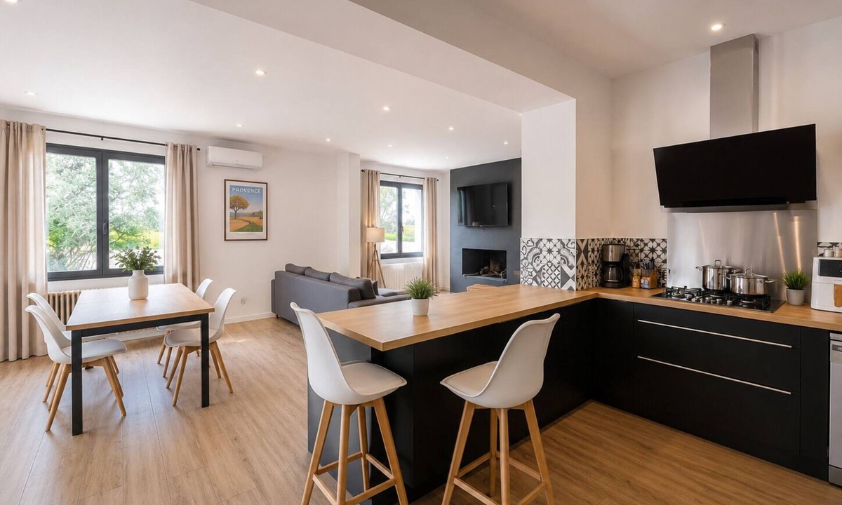 Boulbon House | Family home with a view of the castle