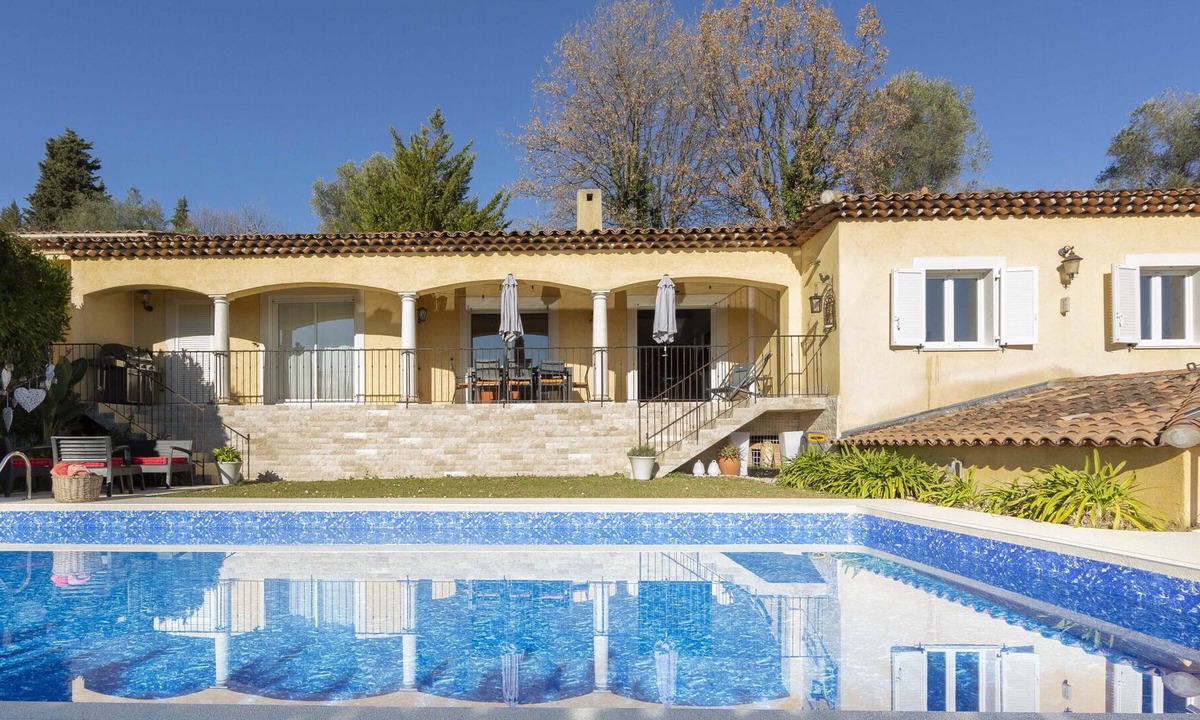 Le Rouret House | Family house with swimming pool, parking space and pétanque court!