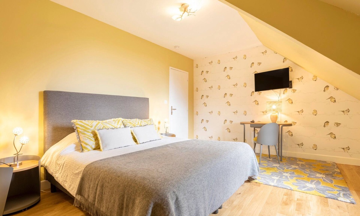 Concarneau Bed & Breakfast | Family Suite "Madame De Maintenon" with Shared Terrace, Garden, and Wi-Fi