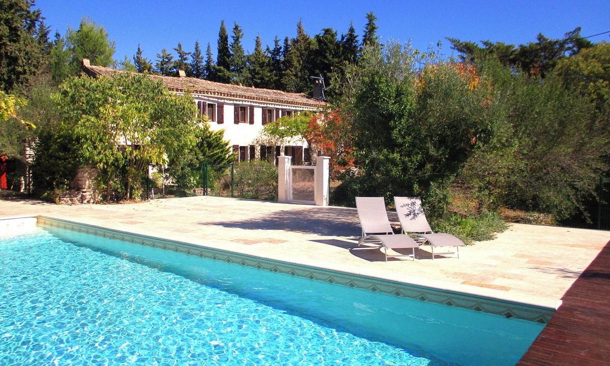 Uzes House | Farmhouse in Uzès: 7 bedrooms, 17 beds, 12X8m pool, 4 bathr., 5000m²garden, WIFI