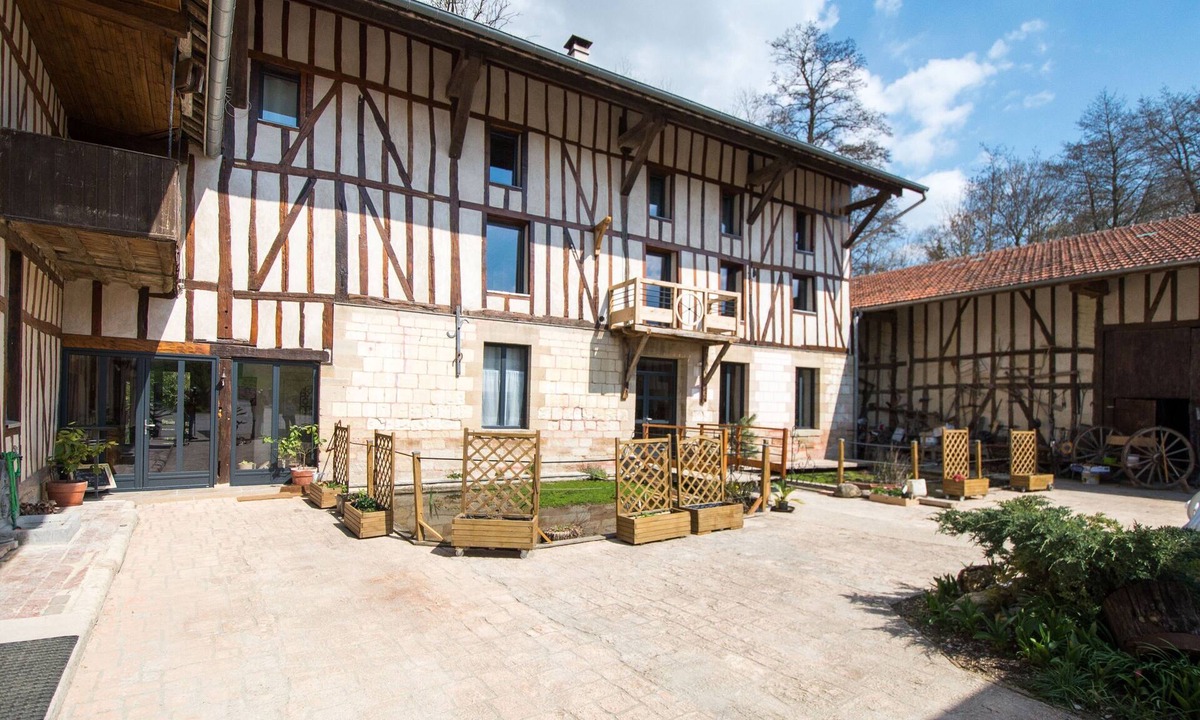 Saint-Amand-sur-Fion Villa | Finca 'Moulin du Ruet' with Garden & Wi-Fi
