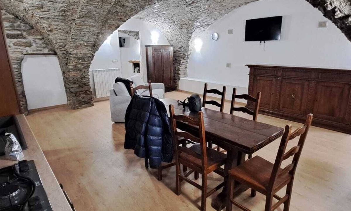 Soucheres-Basses Apartment | Finely renovated two-room apartment with typical stone vaults.