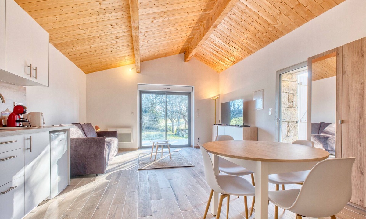 Sorges-et-Ligueux-en-Perigord Apartment | Studio Apartment 'Confortable Avec Jardin' with Shared Terrace and Shared Garden