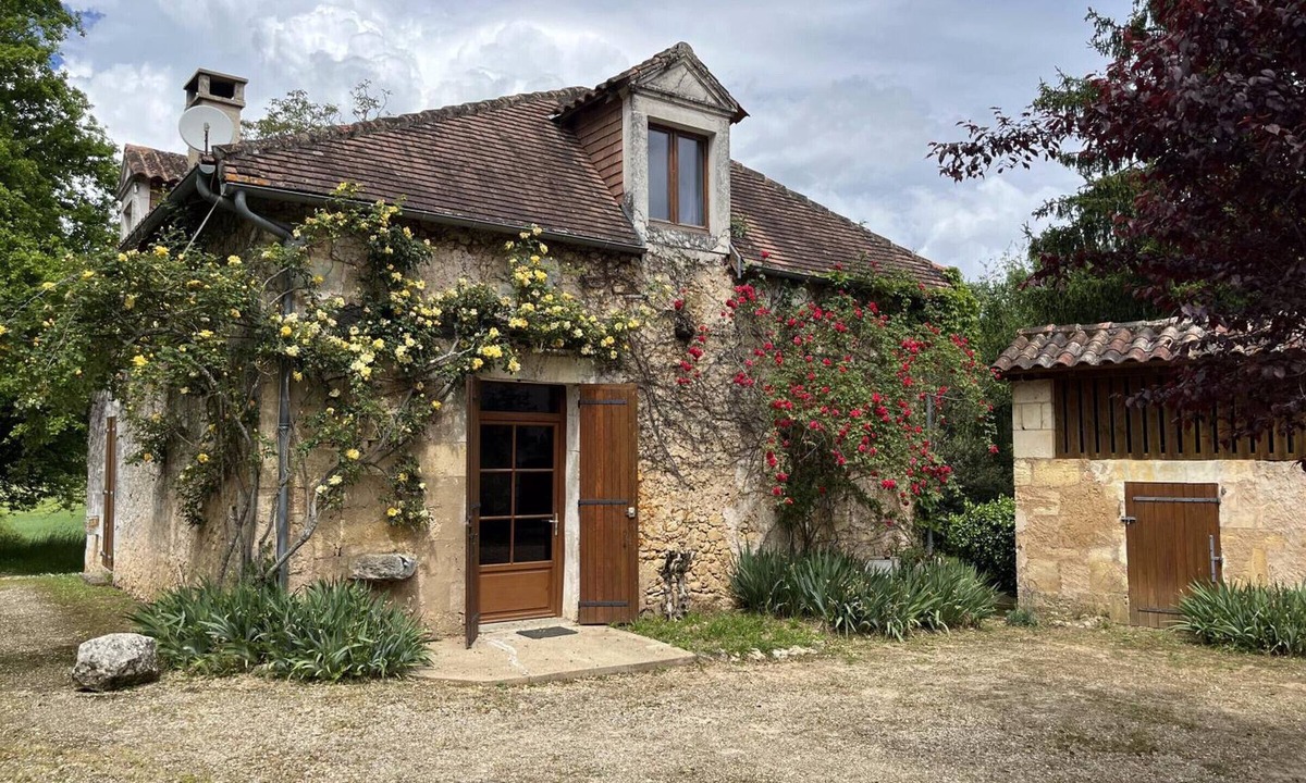 Sorges-et-Ligueux-en-Perigord Cottage | Stone cottage with garden and modern amenities