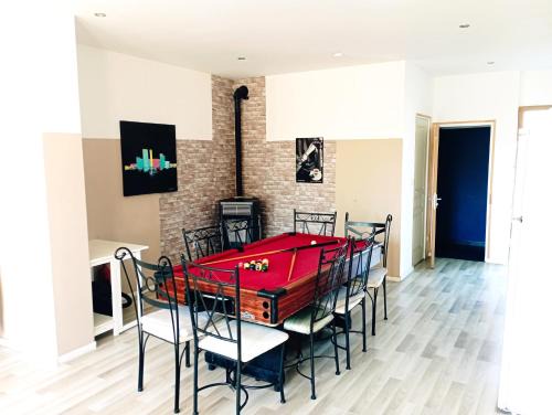 Ecury-sur-Coole Apartment | Gîte au calme de la campagne, jardin, billard, parking