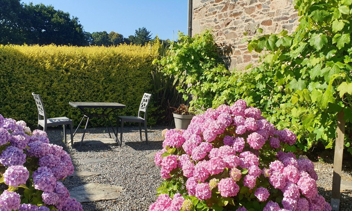 Plestin-les-Greves House | Gîte Chèvrefeuille - Pen Ar Voas: private terrace, shared garden, and Wi-Fi