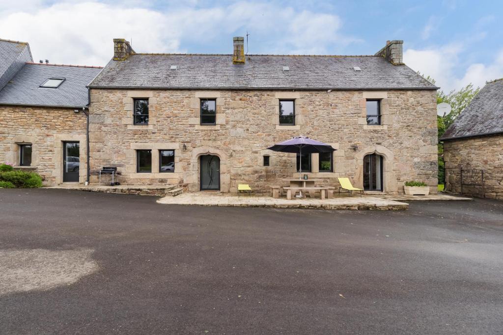 Ploumilliau House | Gîte de Kerduraison - Maison avec grand jardin