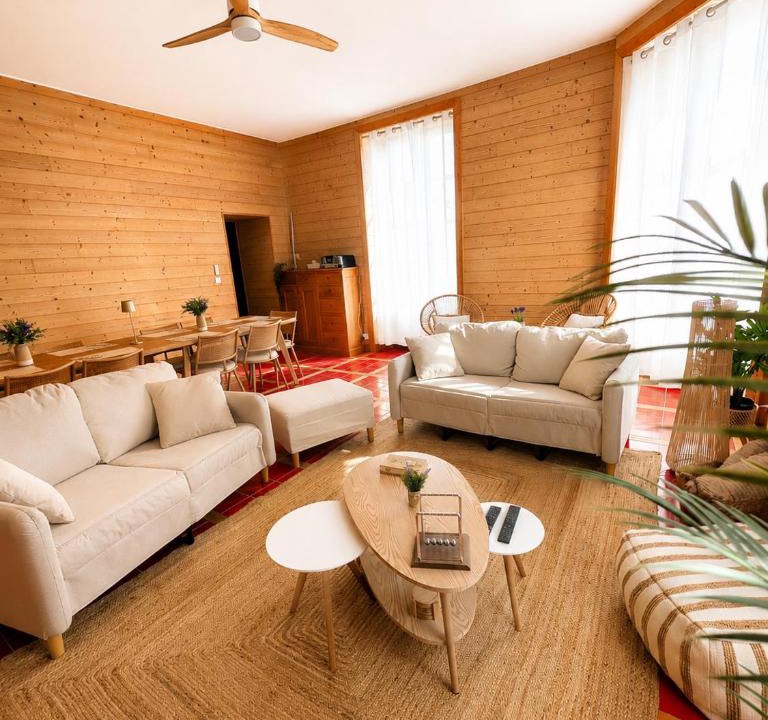 Pouzauges House | Gîte de l'Esplanade-18 min du Puy du Foù-Ventilateurs- Billard- Baby-foot-Fléchettes-Grande maison de bourg spacieuse de 200m2- Famille-Amis-Groupe