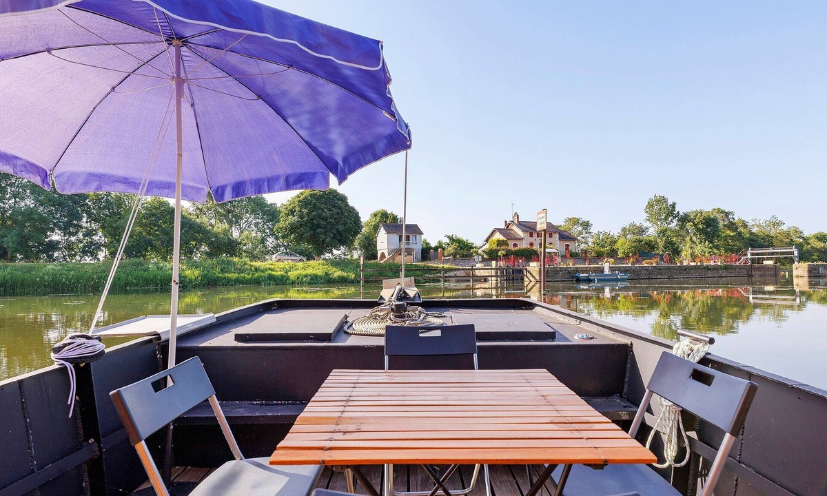 Cheffes Boat Rental | Gîte for 2 People on Laïta Boat