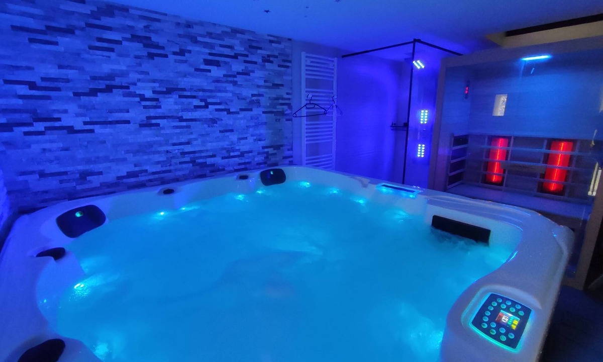 Benfeld House | Gîte, jacuzzi, sauna, love room, Christmas markets