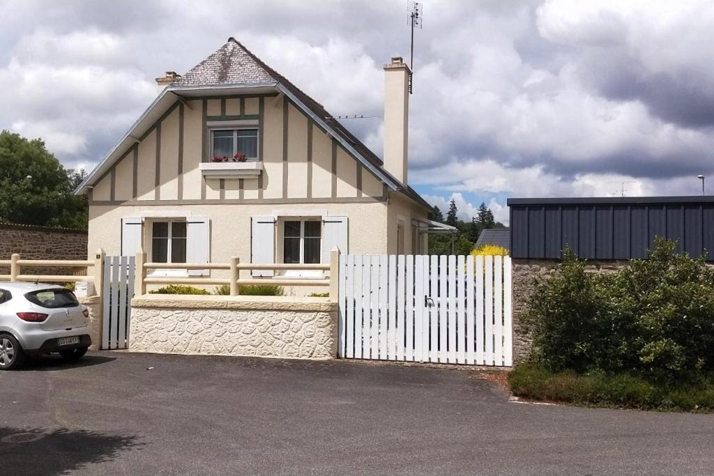Belle-Isle-en-Terre Villa | Gîte L'atelier de la Rivière