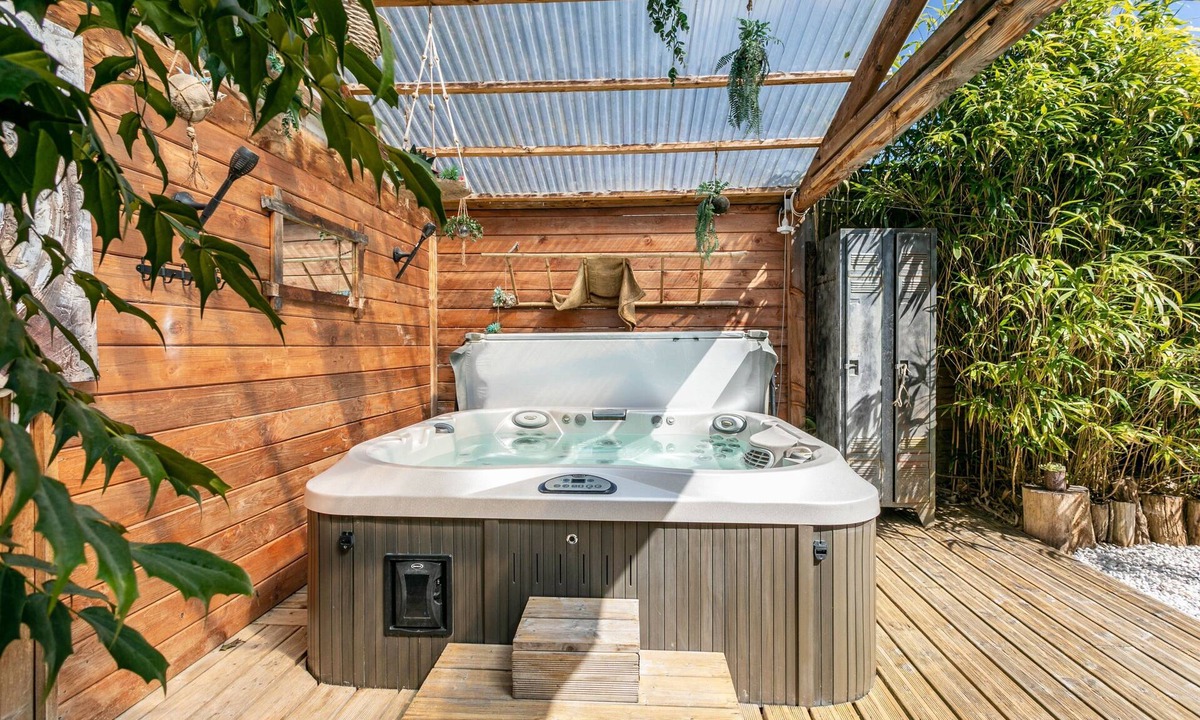 Ploumagoar House | Gîte les 3 pins: Family or Group Cottage near Guingamp