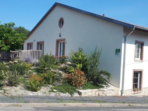 Repaix House | Gîte Rénové avec Terrasse et Parking en Campagne - FR-1-584-397