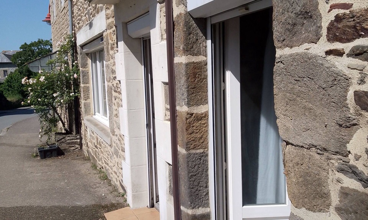 Le Minihic-sur-Rance Bed & Breakfast | Garel's guest room with private bathroom, 25 m²