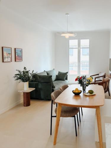 Riquier Apartment | Garibaldi 2 Bedrooms, 2 Bathrooms, AC