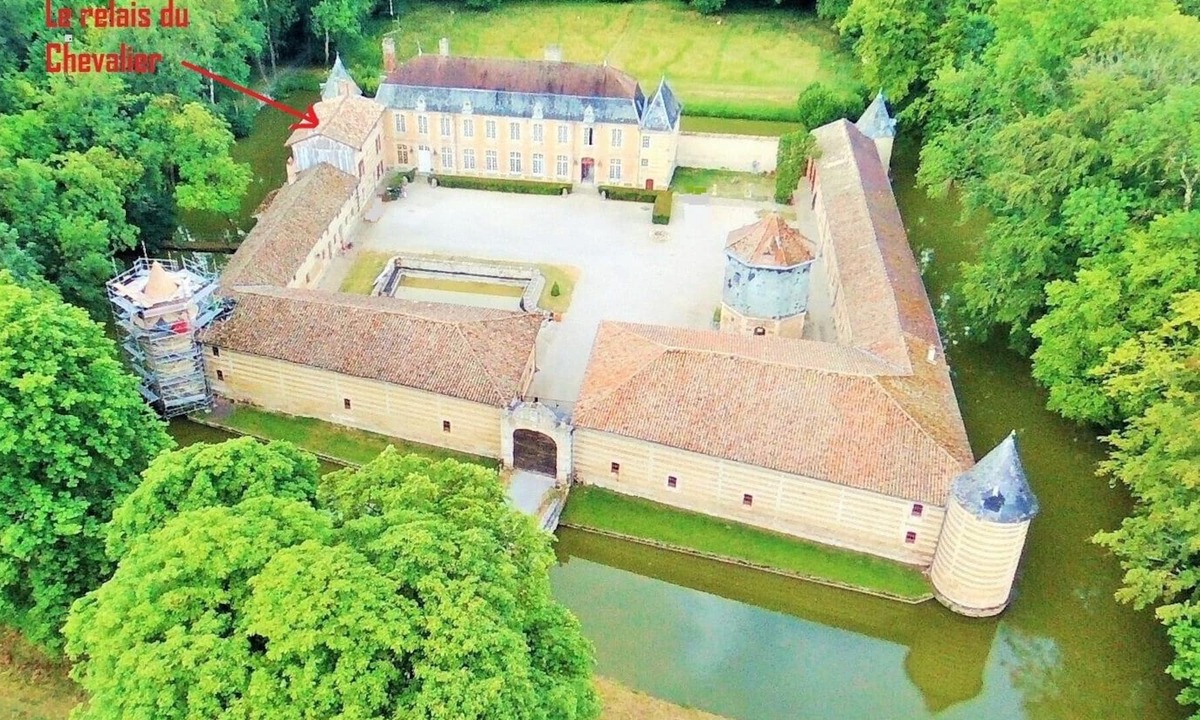 Braux-Sainte-Cohiere House | Gite du Chevalier Dans L'enceinte du Château de Braux-sainte-cohière