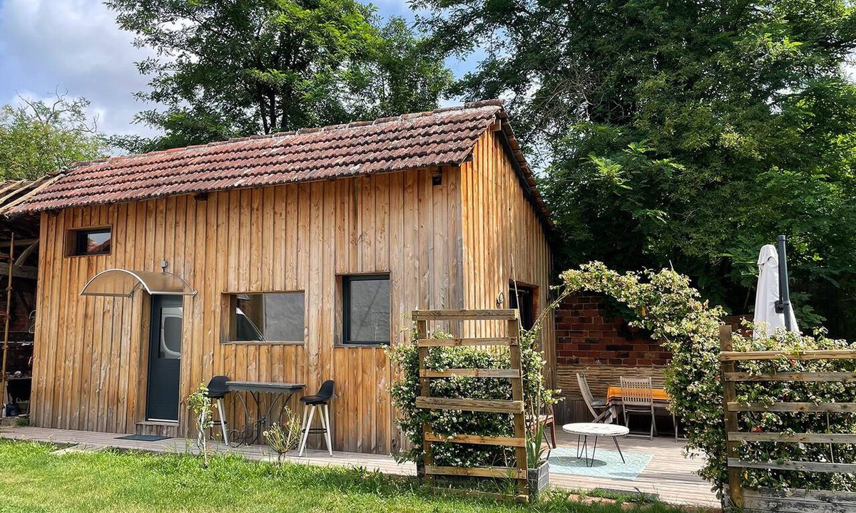 Sainte-Christie-d'Armagnac Ski Chalet | Gîte du Pin endormi - wooden cabin with a deck in a wooded setting