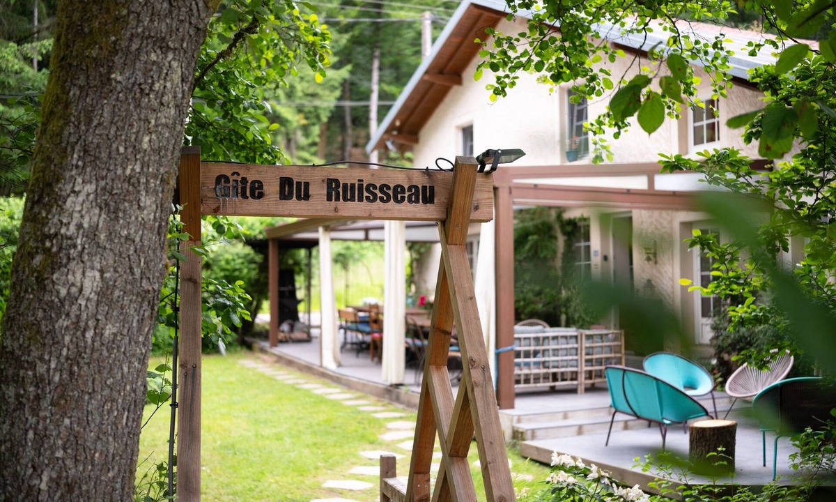 Vosges House | Gîte Du Ruisseau: Private Terrace, Garden with Spa, Wi-Fi – Holiday Home in Épinal