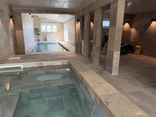 Frignicourt House | Gite en Champagne - Piscine intérieur et spa - 15 personnes