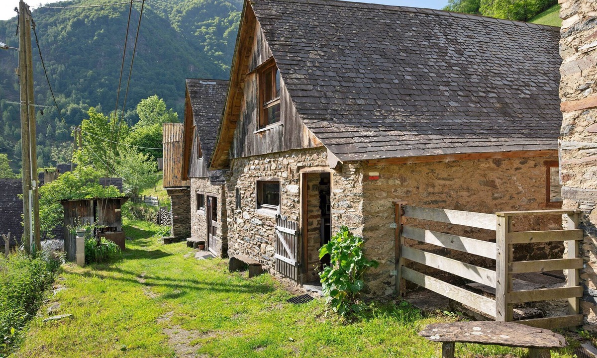 Sentein House | Gîte “La Grange De Claude” with Mountain View and Private Garden
