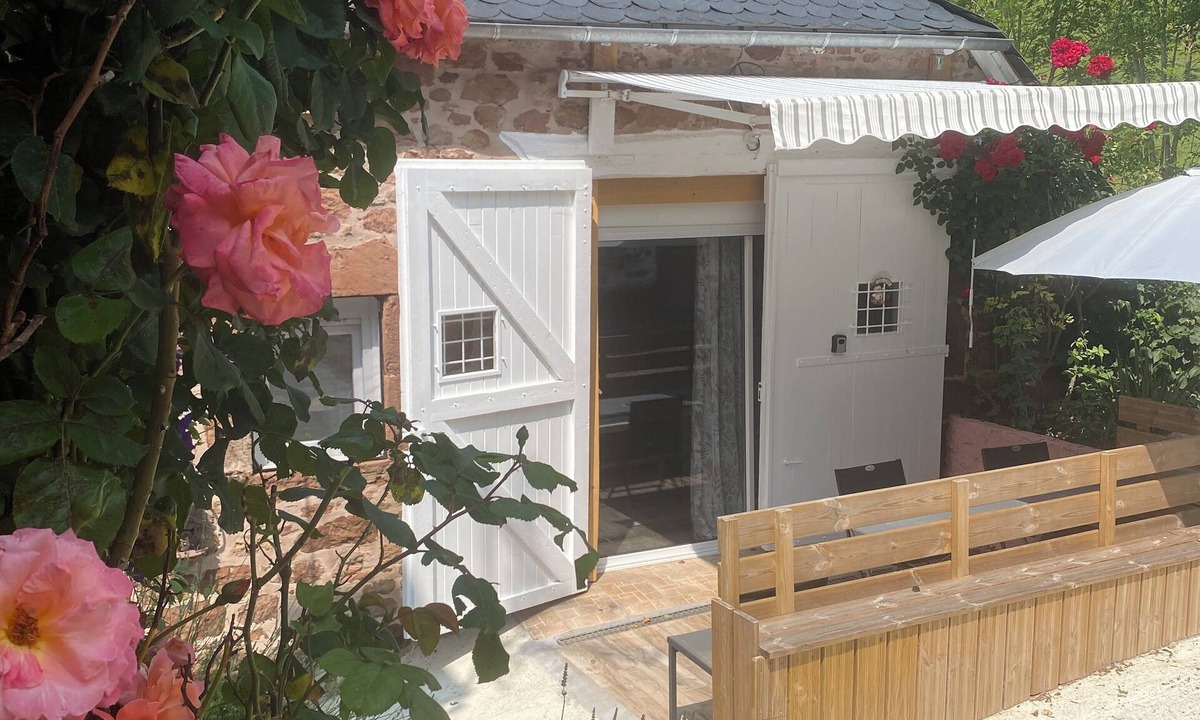 Espalion House | Gîte la grange de Combret located in the countryside 15 mn from Espalion with Spa, sauna