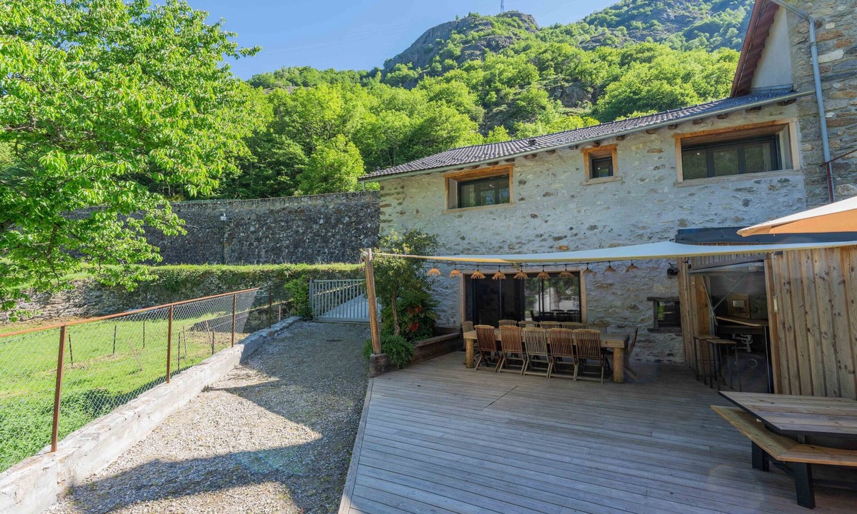 Orgeix House | Gite - La grange Tima: Spacious House with Mountain Views for Groups