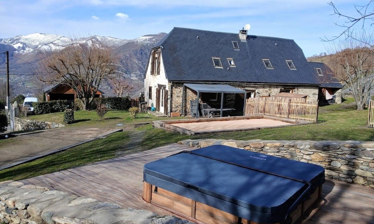 Saint-Pastous House | GITES CAP DU HAUTACAM: Spa and pétanque court; pets welcome