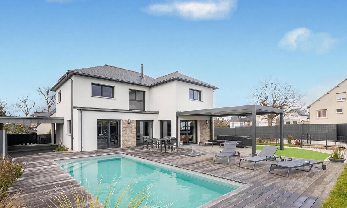 Dinard House | Gorgeous home in Dinard with private swimming pool, can be inside or outside