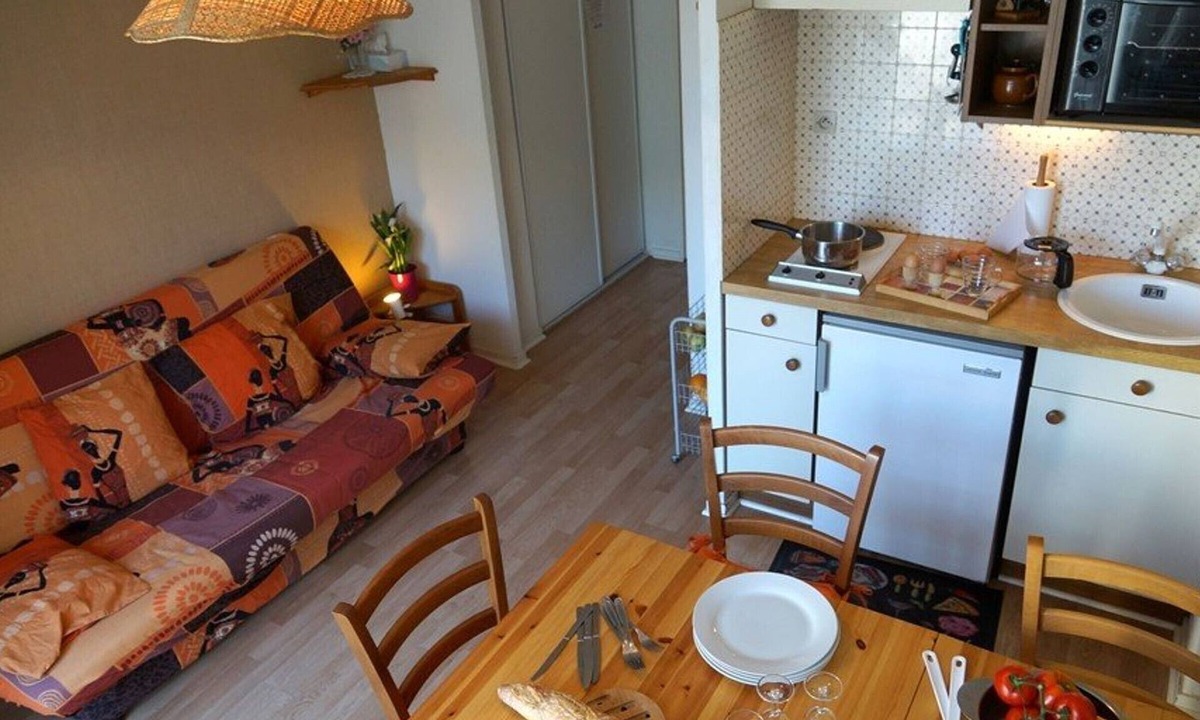 Bagneres-de-Luchon Apartment | Ground Floor 2-Room Apartment with Garden, Parking, Near Shops and Thermes