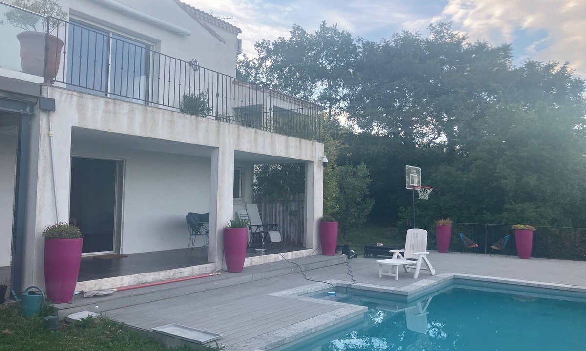 Rochefort-du-Gard Apartment | Ground floor in the hills