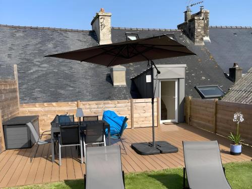 Guerlesquin House | Guerlesquin village house with garden