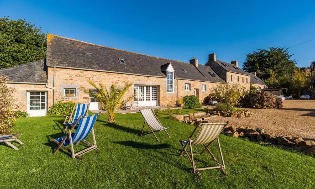 Tonquedec House | Guest House 'Suite Hermine, 38m2 Rez De Jardin' with Shared Garden and Wi-Fi