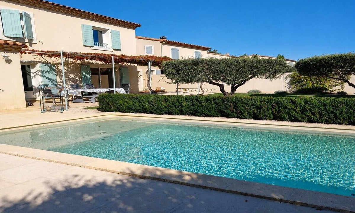 Saint-Hilaire-d'Ozilhan Bed & Breakfast | Guest Room in a Charming Provençal Village with Wi-Fi