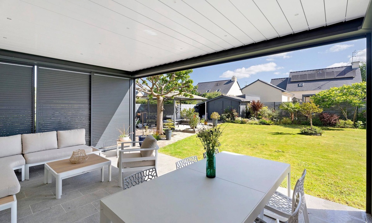 Saint-Samson-sur-Rance Bed & Breakfast | Guest Room “Chambre Saint-Samson-sur-Rance” with Private Terrace, Garden & Wi-Fi