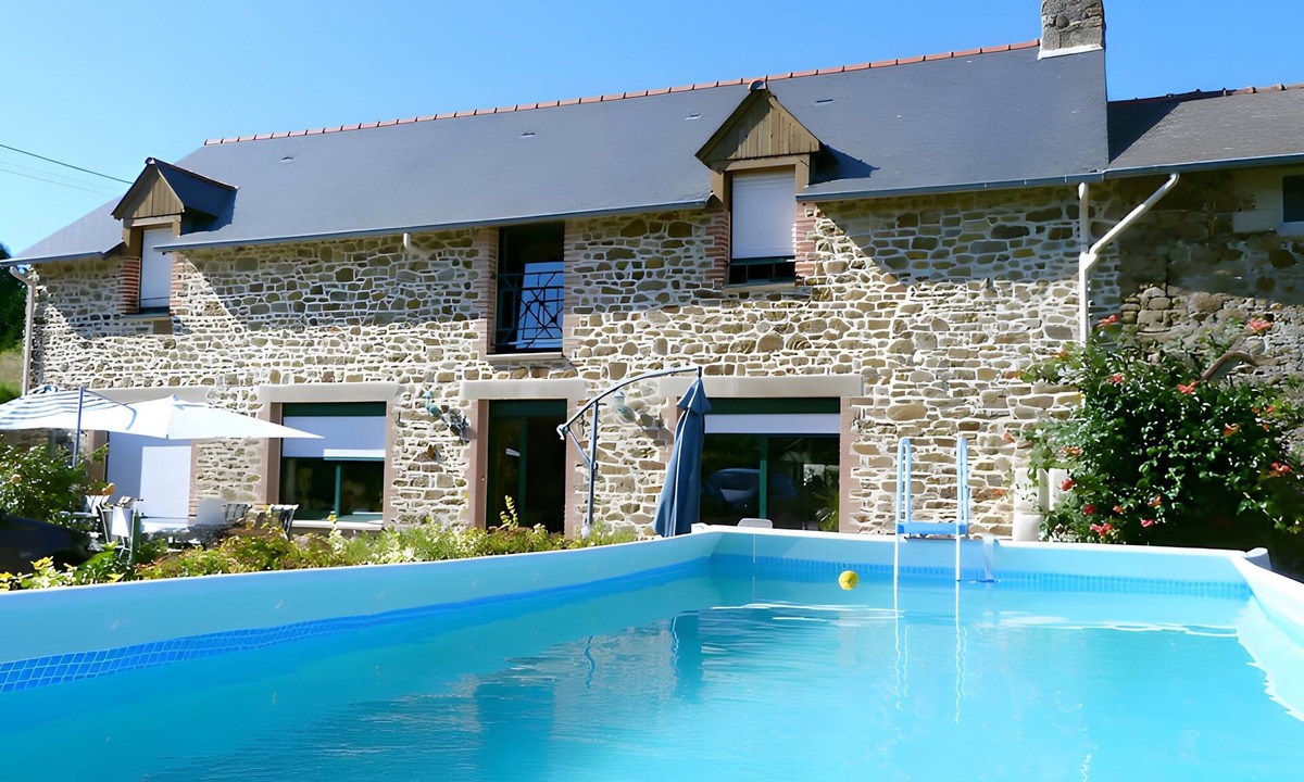 Saint-Guinoux Bed & Breakfast | Guest Room 'Bord de Mer' with Shared Pool, Terrace and Wi-Fi