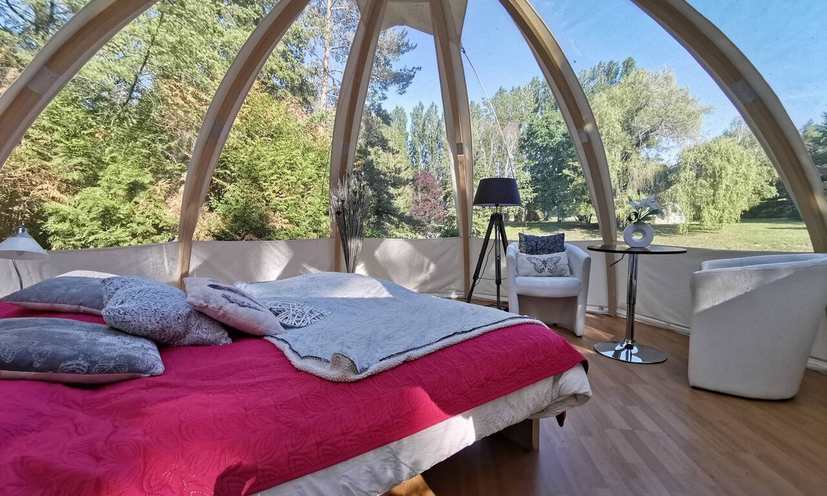 Chitenay Bed & Breakfast | Guest Room “Bulle des Châteaux” with Wi-Fi and Pool