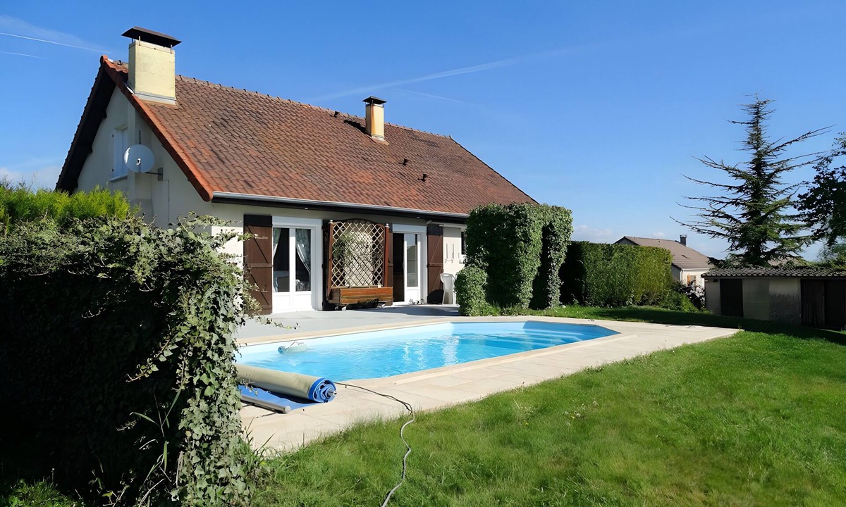Vitry-la-Ville Bed & Breakfast | Guest Room "Chez Pierre et Jocelyne" with Shared Pool, Wi-Fi, and Air Conditioning
