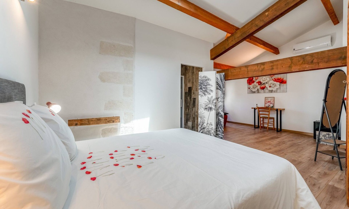 Domazan Bed & Breakfast | Guest Room “Coquelicot” with Wi-Fi and Air Conditioning