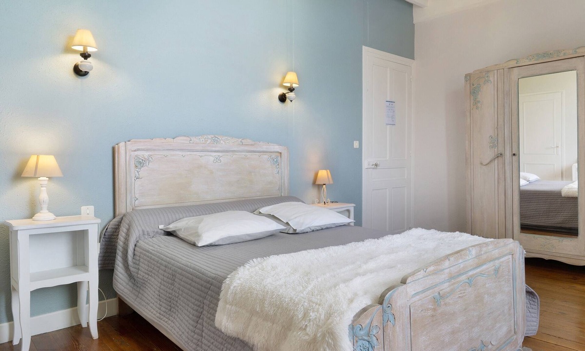 Pontiacq-Viellepinte Bed & Breakfast | Guest Room “Chambre Bleue” with Mountain View, Shared Terrace, and Wi-Fi