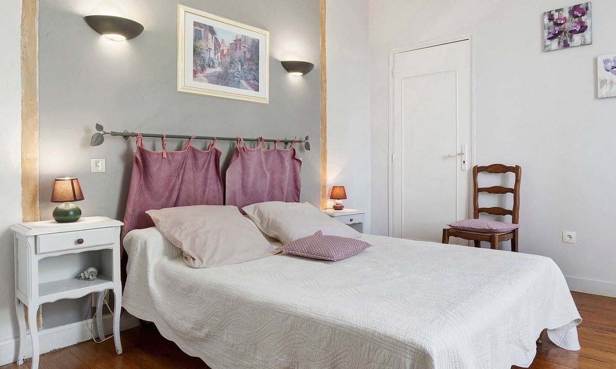 Pontiacq-Viellepinte Bed & Breakfast | Guest Room “Chambre Framboise” with Mountain View, Shared Terrace, and Wi-Fi
