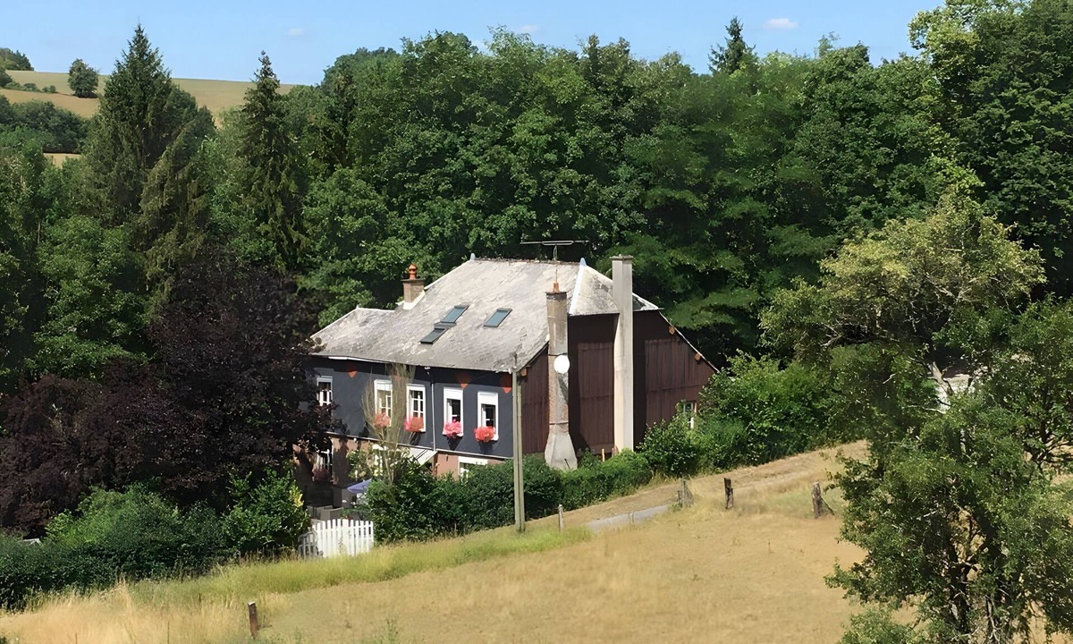 Signy-lAbbaye Bed & Breakfast | Guest Room 'La Fosse Bleue, Squirrel' with Shared Terrace