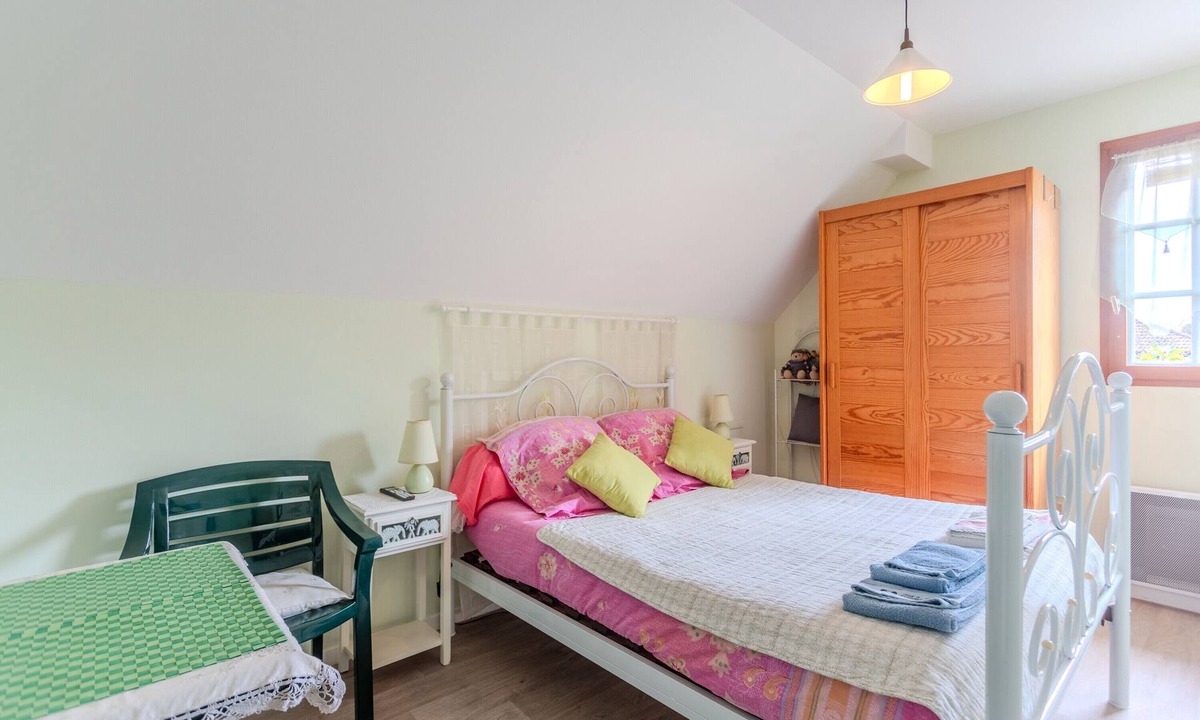 Lescar Bed & Breakfast | Guest Room Le Pesquit - with Shared Terrace, Communal Garden and Air Conditioning