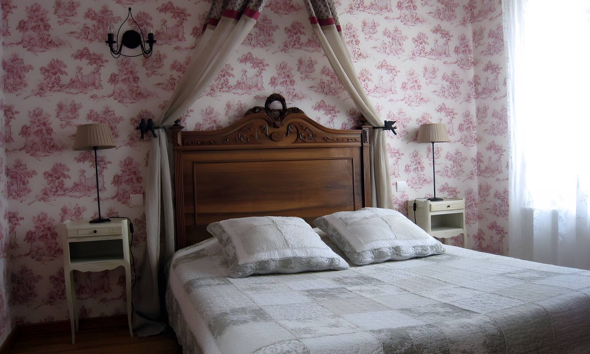 Charny-sur-Meuse Bed & Breakfast | Guest Room “Les Charmilles – Red Room”