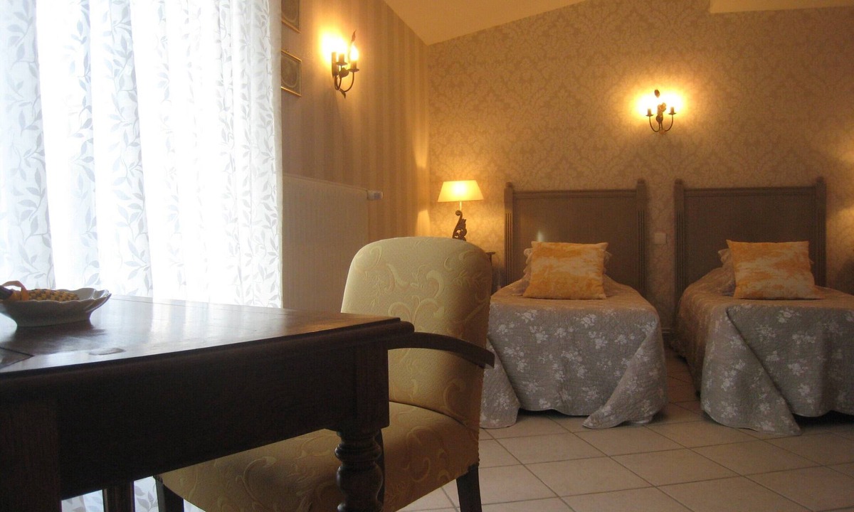 Charny-sur-Meuse Bed & Breakfast | Guest Room "Les Charmilles - Beige Room"