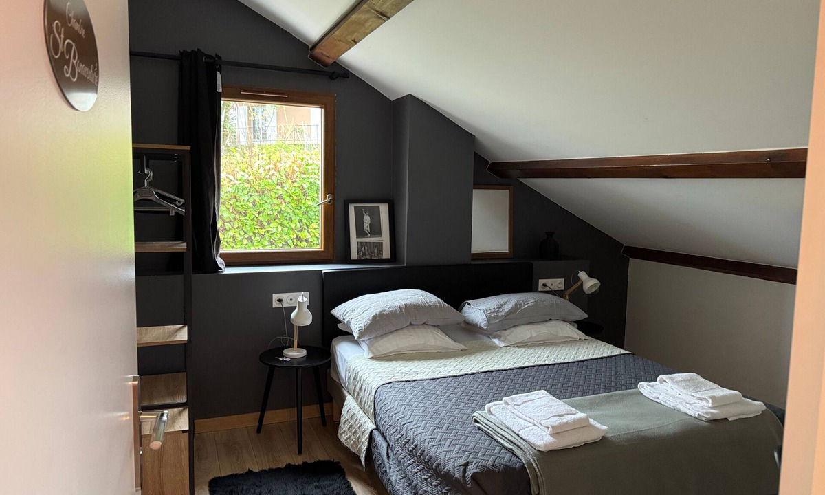 Saint-Rambert Bed & Breakfast | Guest Room “Lyon Mon Amour - St-Bonaventure Room” Wi-Fi, Air Conditioning