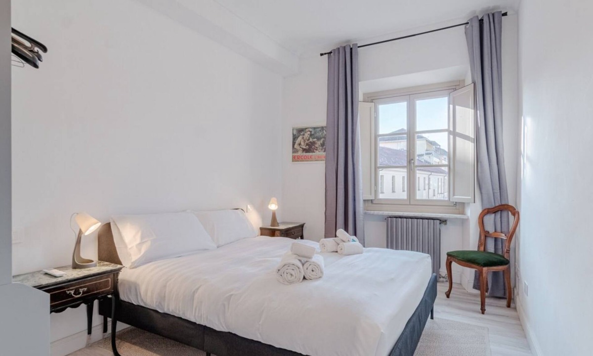 Roman Quarter Apartment | GuestHost - In the heart of the Quadrilatero Romano, this elegant 90 sqm apartment accommodates up to 6 guests. Located on the third floor with an elevator, it is in a ZTL area, just steps from Piazza Castello and Turin’s main attractions. Surrounded b