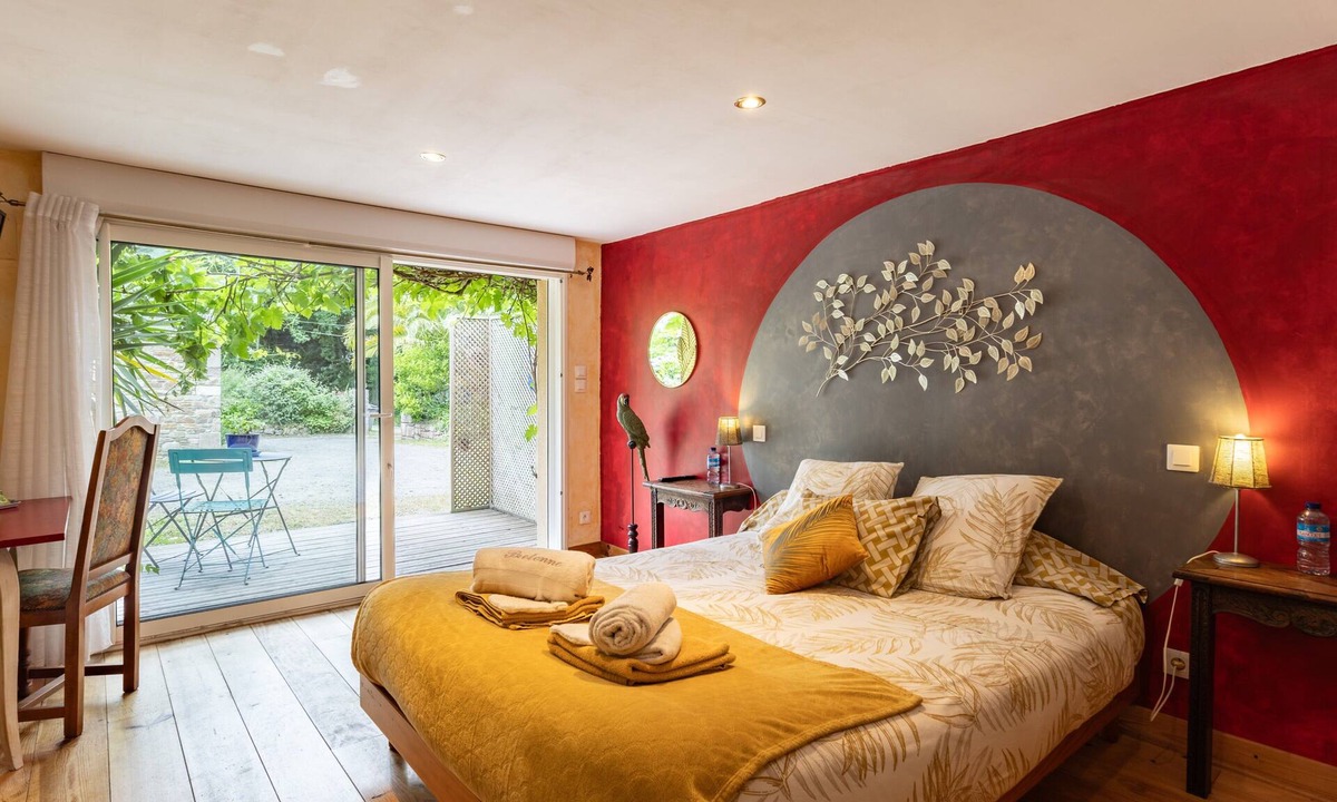 Lannion Bed & Breakfast | Guesthouse 'Chambre Ailleurs' with Shared Terrace, Garden and Wi-Fi