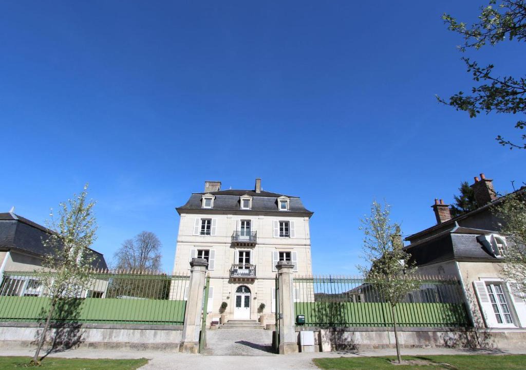 Bar-sur-Seine House | Heritage Castle in Bar-sur-Seine near River